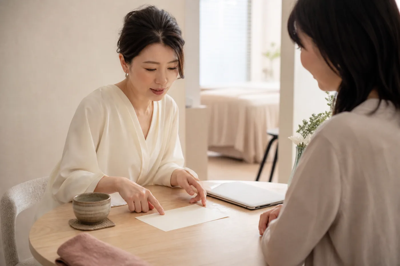 サロンでお客様と話す様子